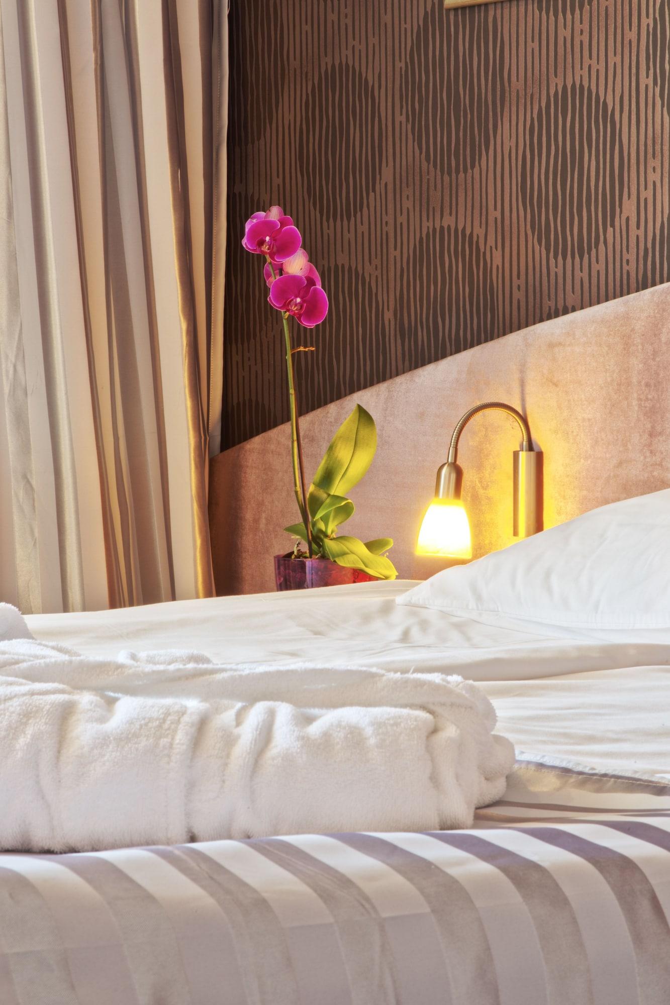 Triada Hotel Sofia Bagian luar foto